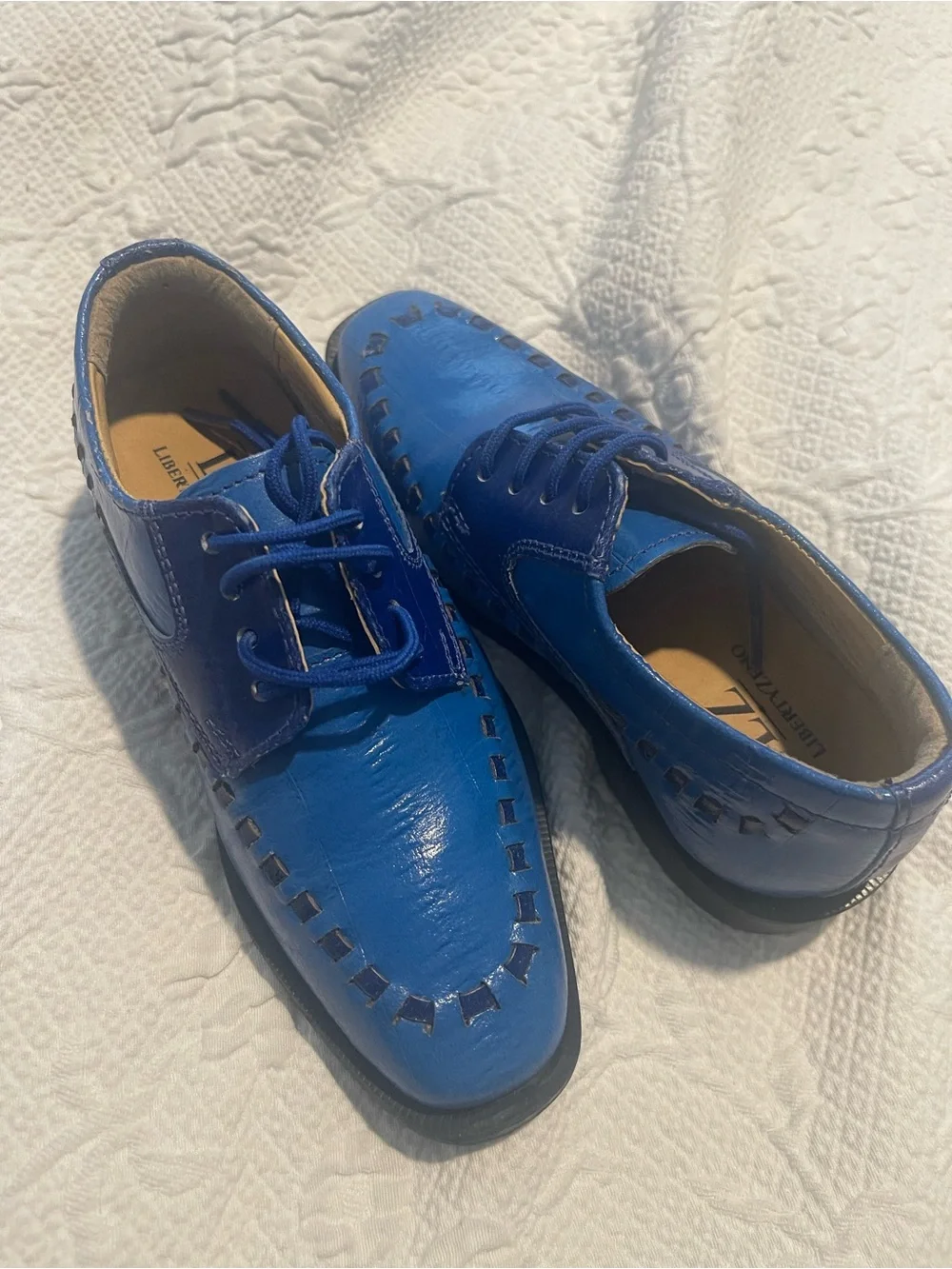 Kids Boys Blue Leather Lace-Up Dress Shoes 11 Rubber soles and heels.